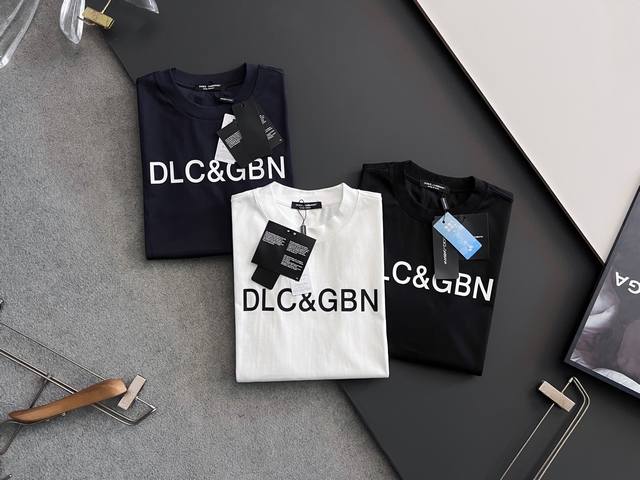 2025独家 新品！Dg*爆款 美国杜邦公司所罗纳面料黑科技 爆款现货春夏短袖，简约基础衣橱神器， 休闲百搭必备款 做工走线质感一流，三色推荐 修身版型码数S-