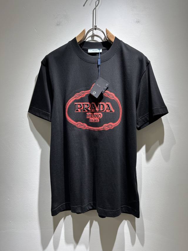Prad*A普*达2025春夏新款男女同款短袖T恤，最新款全网独家首上！！~既经典有时尚百搭，谁不爱啊，将经典再次展现，非常的耐看，自带低奢光环与辨识度！Pr*