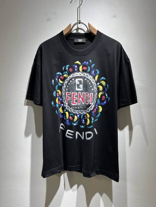 Fen*I 芬*迪2025春夏新款Fd家族Ff男女同款打底衫，男女同款百搭极简短袖。意大利原厂订单，Fd家族人气单品，简约纯色系打造。Fd家族经久不衰的标志性臻