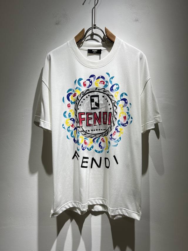 Fen*I 芬*迪2025春夏新款Fd家族Ff男女同款打底衫，男女同款百搭极简短袖。意大利原厂订单，Fd家族人气单品，简约纯色系打造。Fd家族经久不衰的标志性臻