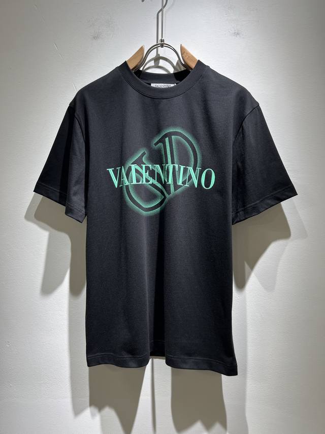 Valenti*O华伦*奴～柜台款、2025春夏新款短袖T恤衫，胸前Logo压胶设计！简单时尚而年轻，百搭风格，上身感很年轻优雅！永远不会过时。各大柜台同步上市