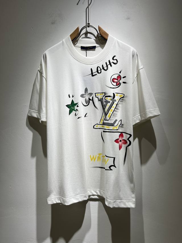 Louisvuitt*路易*登 2025春夏全新系列单品上线，非常时髦前卫的一款男女同款短袖T恤，标识Logo图案印花修饰！区别于以往的不同，宣示品牌传承多年的