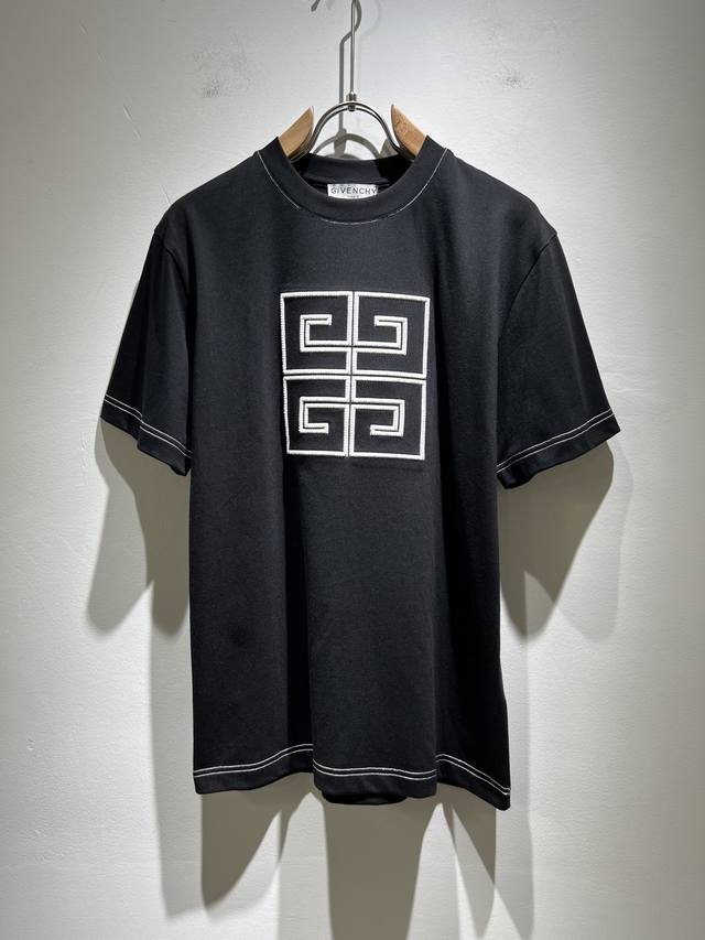 Giv*Chy 纪*希2025春夏新款男女同款短袖T恤，主创时尚注入了全新时尚能量。通过探索各种题材和性感魅力，极具辨识度，引领全新街头时尚潮流。该款是G家独家