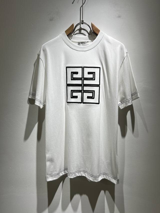 Giv*Chy 纪*希2025春夏新款男女同款短袖T恤，主创时尚注入了全新时尚能量。通过探索各种题材和性感魅力，极具辨识度，引领全新街头时尚潮流。该款是G家独家
