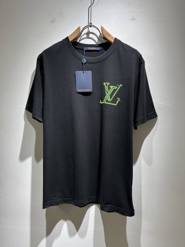 Louisvuitt*路易*登 2025春夏全新系列单品上线，非常时髦前卫的一款男女同款短袖T恤，标识Logo图案压胶修饰！区别于以往的不同，宣示品牌传承多年的