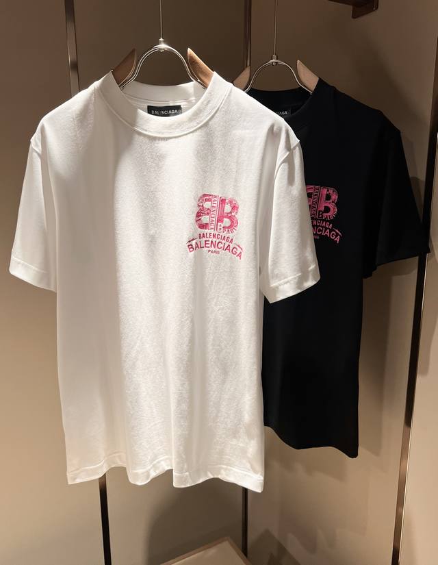 Balenci*Ga巴黎*家 2025春夏新款男女同款短袖T恤！走秀图案印花时尚休闲短袖T恤衫！设计Logo印花设计！极具设计精选客供260G纯棉面料，手感柔软