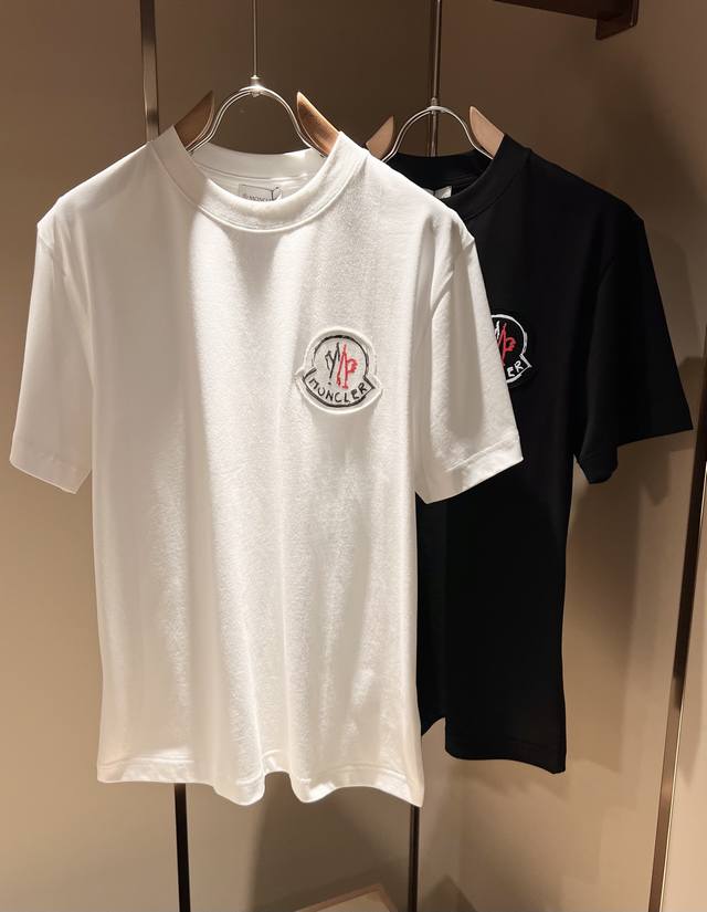 Moncler蒙家 2025春夏最新男女同款贸易订单短袖T恤，全品相！！网红款！采用Logo图案印花设计！上身舒适透气，不僵硬，整体有着丰富的立体感，品质出口订
