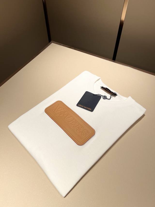 Louis Vuit*On 2025春夏路易家族轻奢针织短袖！路易家族的新高端，细节品质永远的那么完美无瑕，创意设计层出不穷。字母Logo皮革图案设计！实属人见