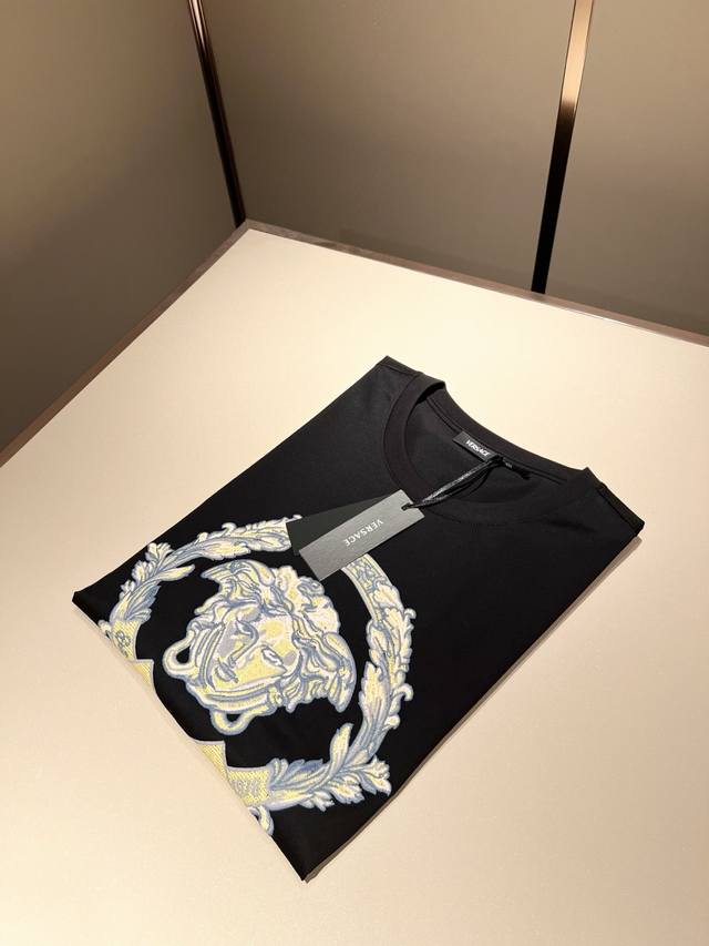 Versa*E 范*哲2025春夏新款男女同款情侣短袖T恤，潮流轻奢新品登场 原单复刻产物 高端品质 市场最高版本 米兰时装设计师款 先睹为快，独家现货发售；客