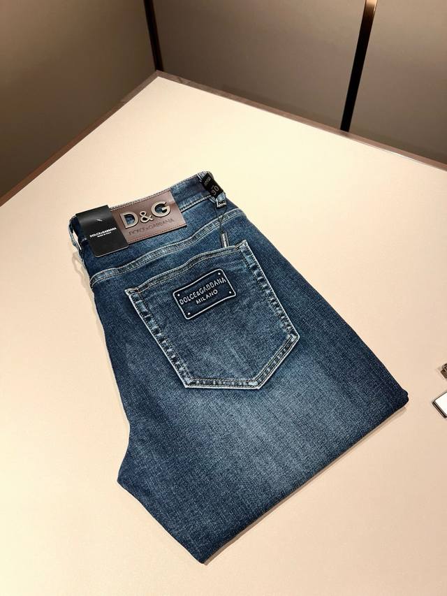 Dolce & 杜嘉*纳 2025春夏新品牛仔裤，水洗处理自然不易变形脱色、立体剪裁完美塑形面料质舒适柔软随意搭配、舒适代表它对时尚休闲的诠释是Dg一贯作风 细