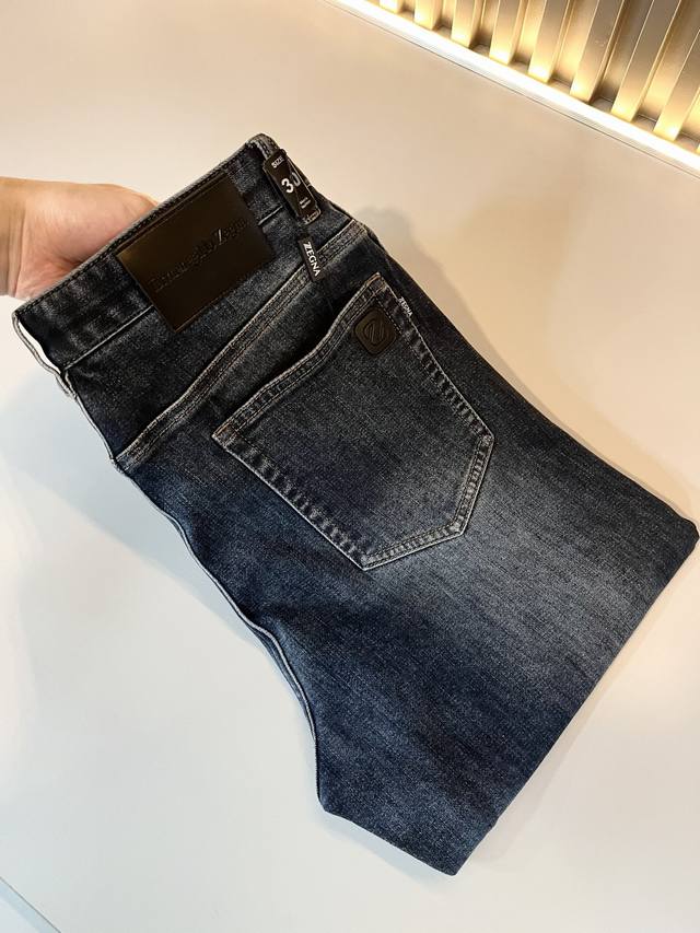 Zegna 杰尼亚 2025春夏新款男士休闲牛仔裤，压轴的渠道货出现了！！柜台同步销售！ 毫不夸张的说，此款裤装是原厂代工渠道的货，并不是吹牛的原厂代工，完全是