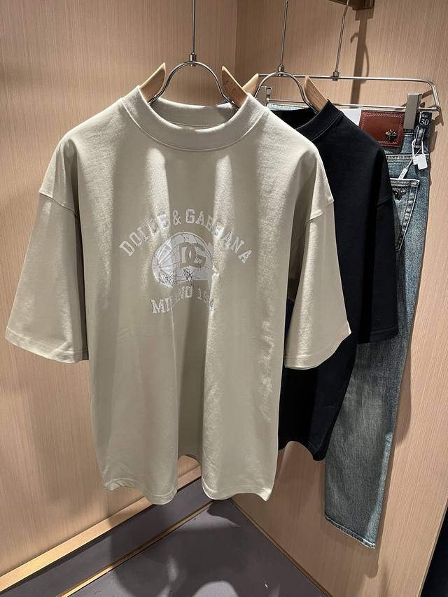 Dolce&Gabba*A 杜嘉*纳2025春夏新款男女同款短袖T恤，专柜同步发售！定制专属纯棉面料，胸前字母Logo图案印花工艺设计！简约大方，从容百搭，档次