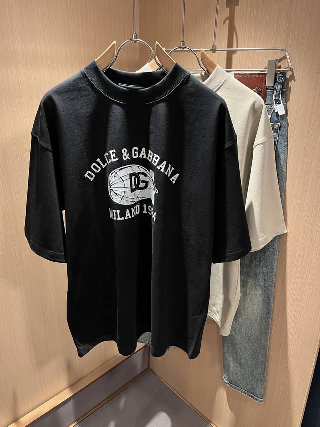 Dolce&Gabba*A 杜嘉*纳2025春夏新款男女同款短袖T恤，专柜同步发售！定制专属纯棉面料，胸前字母Logo图案印花工艺设计！简约大方，从容百搭，档次