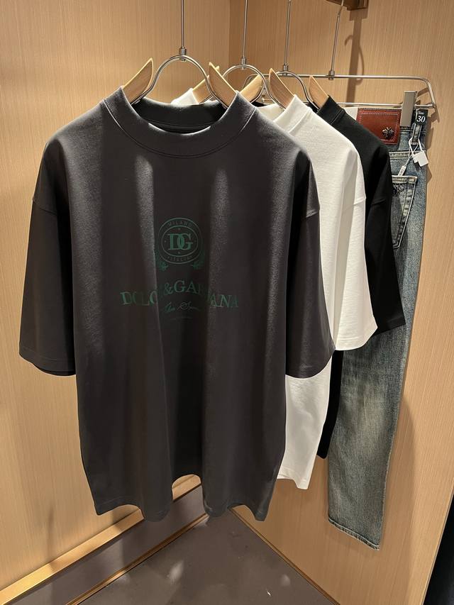 Dolce&Gabba*A 杜嘉*纳2025春夏新款男女同款短袖T恤，专柜同步发售！定制专属纯棉面料，胸前字母Logo图案印花工艺设计！简约大方，从容百搭，档次