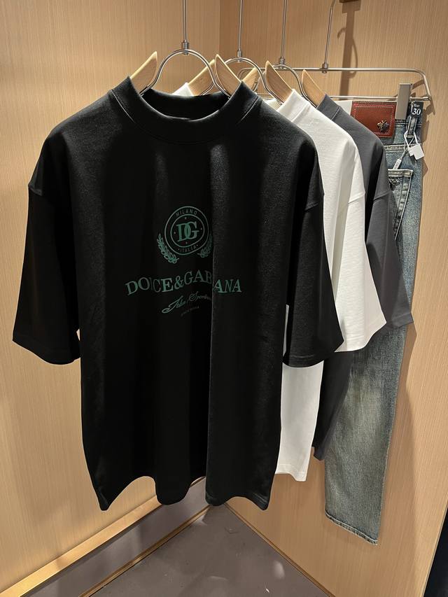 Dolce&Gabba*A 杜嘉*纳2025春夏新款男女同款短袖T恤，专柜同步发售！定制专属纯棉面料，胸前字母Logo图案印花工艺设计！简约大方，从容百搭，档次