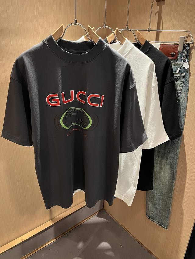 Gucc*古家 2025春夏系列基础圆领套头短袖T恤，男女同情侣款休闲宽松棉质圆领短袖T恤衫！贸易公司渠道稀出，同步官网发售 ！ 2025春夏最新系列，经典时尚