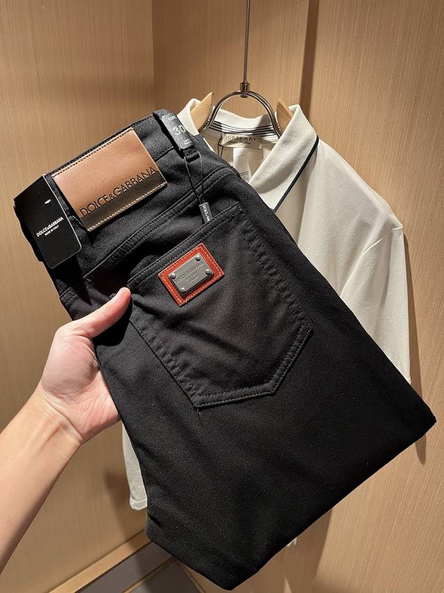 Dolce & 杜嘉*纳 2025春夏新品牛仔裤，水洗处理自然不易变形脱色、立体剪裁完美塑形面料质舒适柔软随意搭配、舒适代表它对时尚休闲的诠释是Dg一贯作风 细