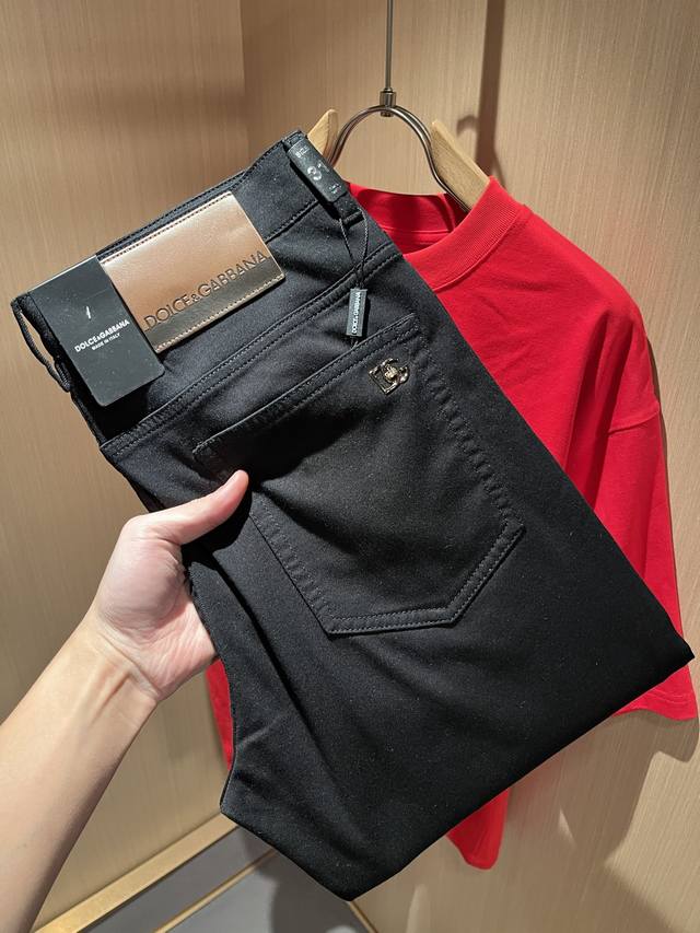 Dolce & 杜嘉*纳 2025春夏新品牛仔裤，水洗处理自然不易变形脱色、立体剪裁完美塑形面料质舒适柔软随意搭配、舒适代表它对时尚休闲的诠释是Dg一贯作风 细