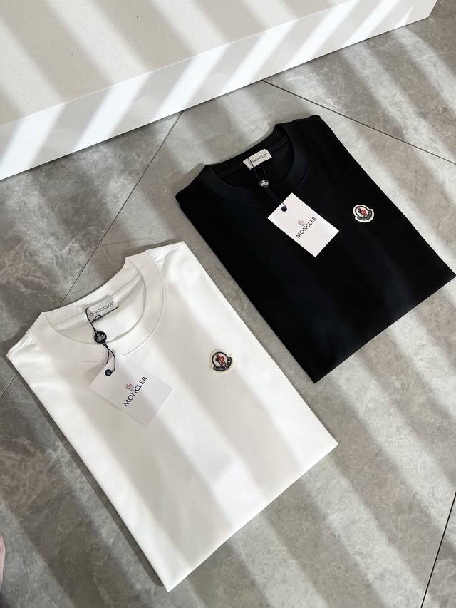 Moncler蒙家 2025春夏最新男女同款贸易订单短袖T恤，全品相！！网红款！采用Logo图案徽章设计！上身舒适透气，不僵硬，整体有着丰富的立体感，品质出口订