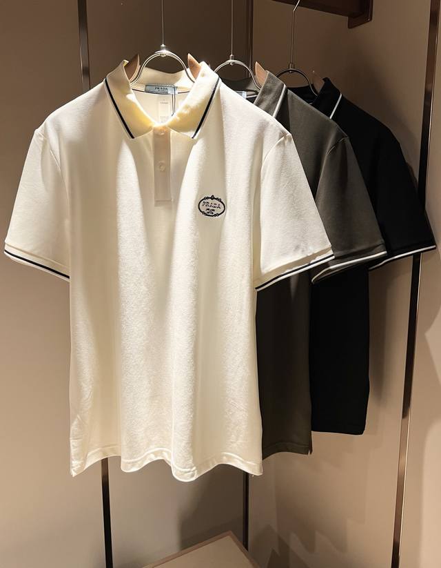 Prad*普*达 2025春夏季新款经典元素短袖Polo衫，经典大方的款式，可以穿十年都还是流行的那种，你一定要收藏几件，难得精致极致的款，你一定要收！好品味的