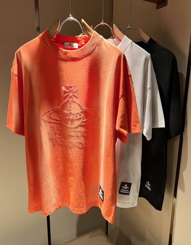 Vivienne Westwood 薇薇安 威斯特伍德 2025春夏新款男女同款短袖T恤，意大利原厂订单渠道，极具个性高级风，标志Logo烫钻工艺设计！宽松阔版