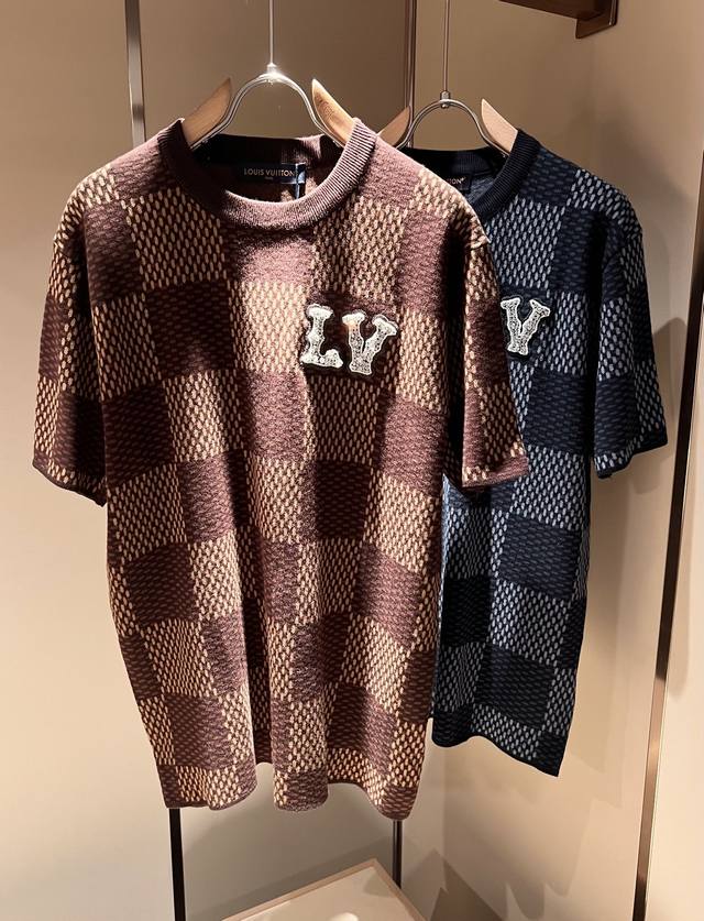 Louis Vuit*On 2025春夏路易家族轻奢针织短袖！男女同款装饰！路易家族的新高端，细节品质永远的那么完美无瑕，创意设计层出不穷。今年春夏季节没有入手