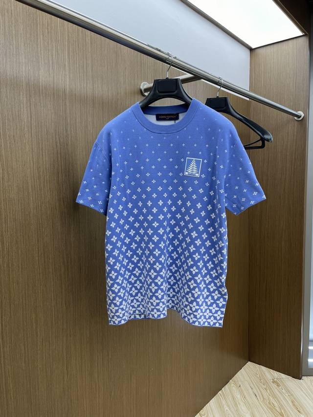 Lv 2540新款短袖纯棉圆领T恤 精梳棉质纱线针织纺棉布面料制作，纯棉的高克重特殊纱，掂起来手感份量十足，上身也比普通T更加有质感，这种质地能应对天气自如，冷