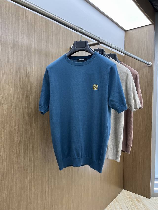 Zz Fw春夏新款针织短袖T恤，棉质混纺毛圈平纹针织面料，原版开发。D经典的 Obliaue花，搭配S纹圆领和缉面线，别具一格，通体饰以 提花，罗纹圆领搭配V形