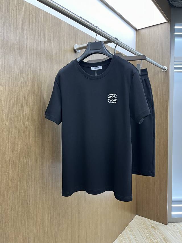 套 Loe 高端定制 2025春夏新款首发专柜最新款短袖短裤休闲套装 高端订制 设计前卫时尚！品牌Logo重工艺设计 高端定制丝光云朵棉面料.手感柔软.穿着舒适