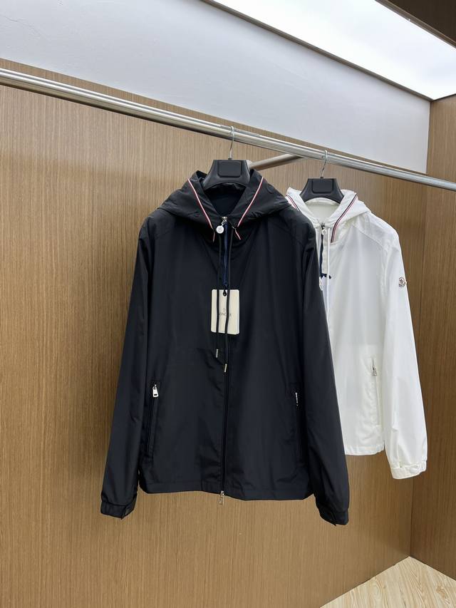 Mon2540春夏独家专供新款连帽夹克外套，时尚简约夹克、高端潮流时尚外套 透气舒适度高，细节无可挑剔，品牌元素设计理念，体现高品质。呈现休闲裁剪，Fs上身版型
