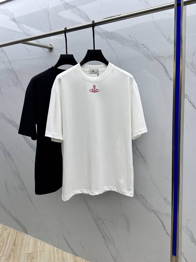 Vivienne*西太后 2025Fw春夏新品圆领打底外穿T恤，立体感Logo微廓形半袖纯棉打底，手感面糯有骨感，柔而有韧性。工艺处理，韧性和抗皱性能得到大幅度