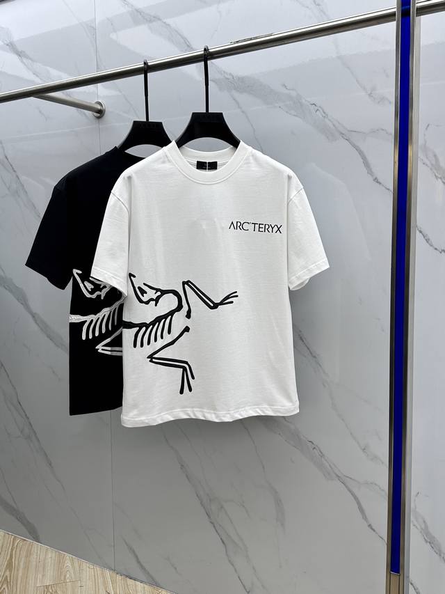 Arc*始祖鸟 2025Fw春夏新品圆领打底外穿T恤，立体感Logo常规半袖纯棉打底T恤，棉，手感面糯有骨感，柔而有韧性。工艺处理，韧性和抗皱性能得到大幅度提高