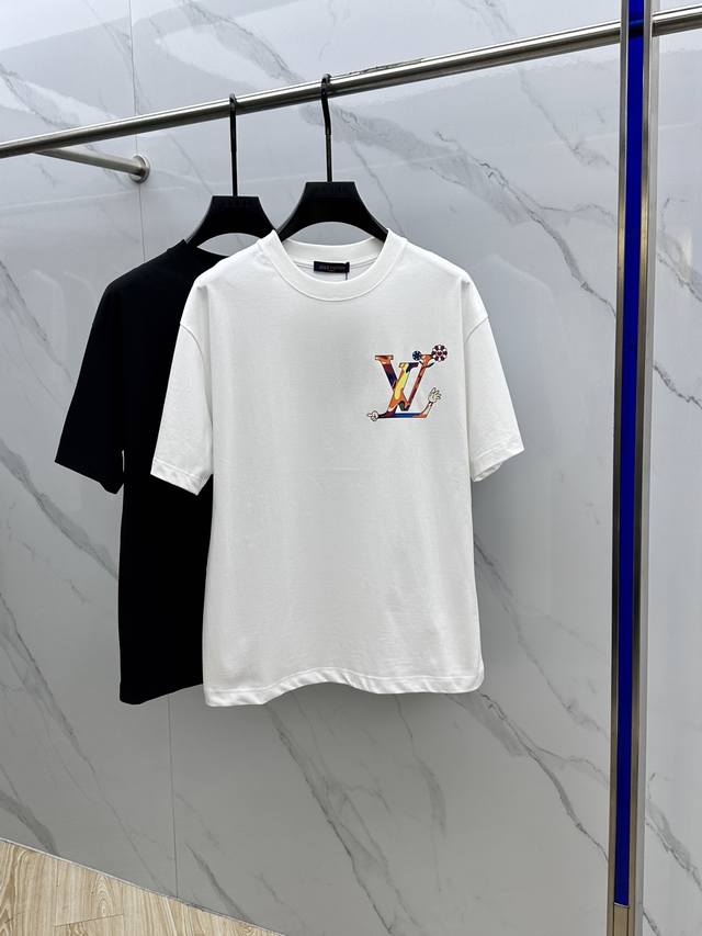 Louis Vuitton 路易威登 2025Fw春夏新品圆领打底外穿T恤，立体感Logo常规半袖纯棉打底T恤，棉，手感面糯有骨感，柔而有韧性。工艺处理，韧性和