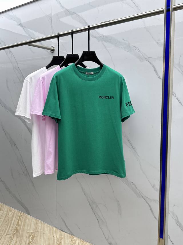 Moncler 蒙口 2025Fw春夏新品圆领打底外穿T恤，立体感Logo纯棉半袖 活性纯棉，手感面糯有骨感，柔而有韧性。工艺处理，韧性和抗皱性能得到大幅度提高