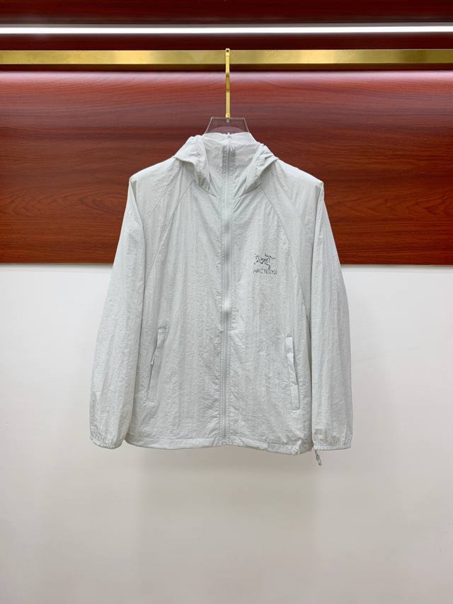 新品 始祖鸟渠道精品.2025Ss春夏新款运动服夹克防嗮服外套！防嗮衣经典之余增添了与时俱进的时尚感,型男靓女的最佳选择.新型轻量绢丝纤维尼龙面料,轻盈透气,绗
