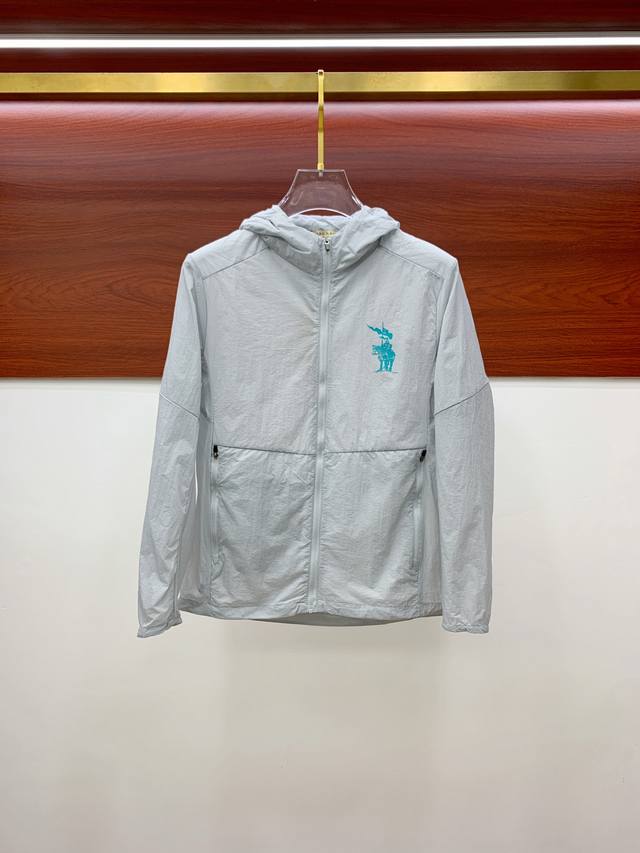 新品 巴宝莉渠道精品.2025Ss春夏新款运动服夹克防嗮服外套！防嗮衣经典之余增添了与时俱进的时尚感,型男靓女的最佳选择.新型轻量绢丝纤维尼龙面料,轻盈透气,绗