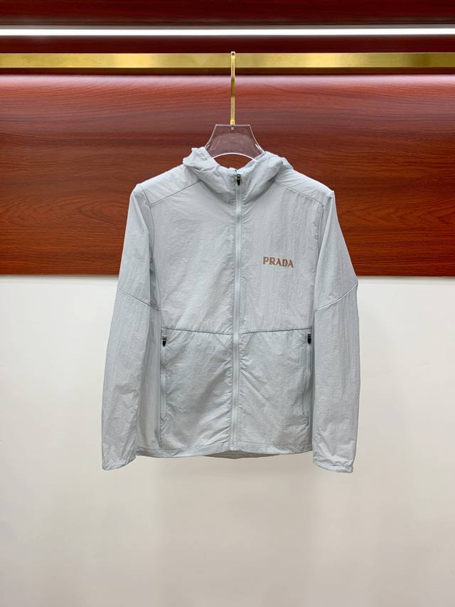 新品 普拉达渠道精品.2025Ss春夏新款运动服夹克防嗮服外套！防嗮衣经典之余增添了与时俱进的时尚感,型男靓女的最佳选择.新型轻量绢丝纤维尼龙面料,轻盈透气,绗