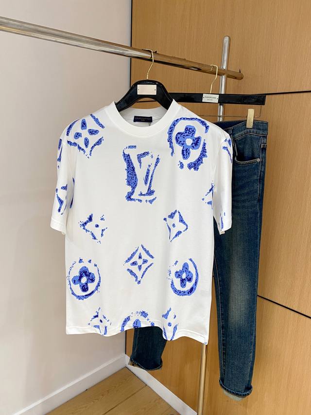 Sslv纯棉最新面料！经典标识图案Logo时尚简约潮流短袖，最顶级的品质专柜原单短袖，顶级制作工艺进口面料，专柜款独特设计，采用进口高端订制面料。官网在售！面料