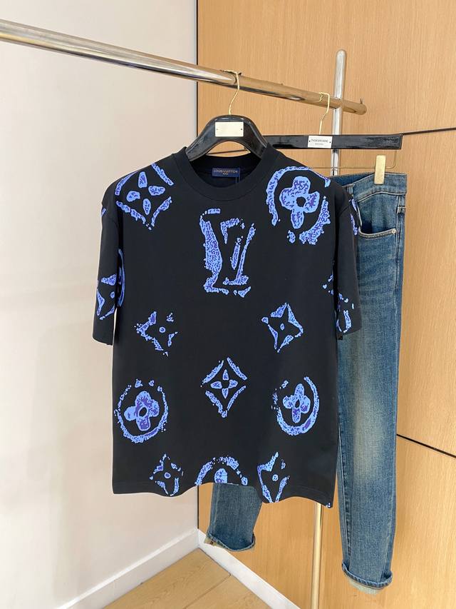 Sslv纯棉最新面料！经典标识图案Logo时尚简约潮流短袖，最顶级的品质专柜原单短袖，顶级制作工艺进口面料，专柜款独特设计，采用进口高端订制面料。官网在售！面料