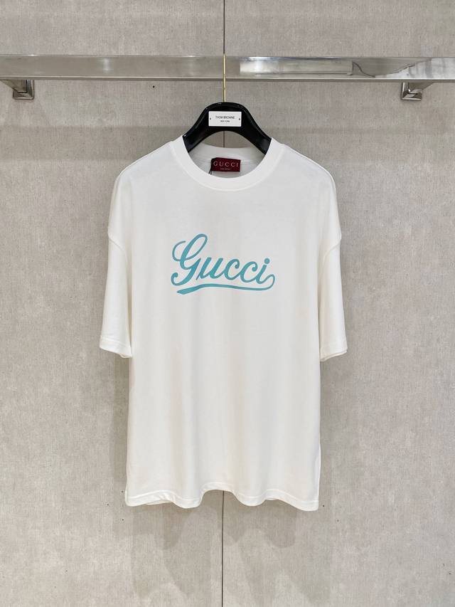 Gucci 25新款短袖Yyds 日常出门闭眼搭 定制纯棉弹力棉面料短袖T恤 魅力在于创造了简约奢华感的时尚,随意搭配感受英式风格独特气质. 宽松的版型展现出休