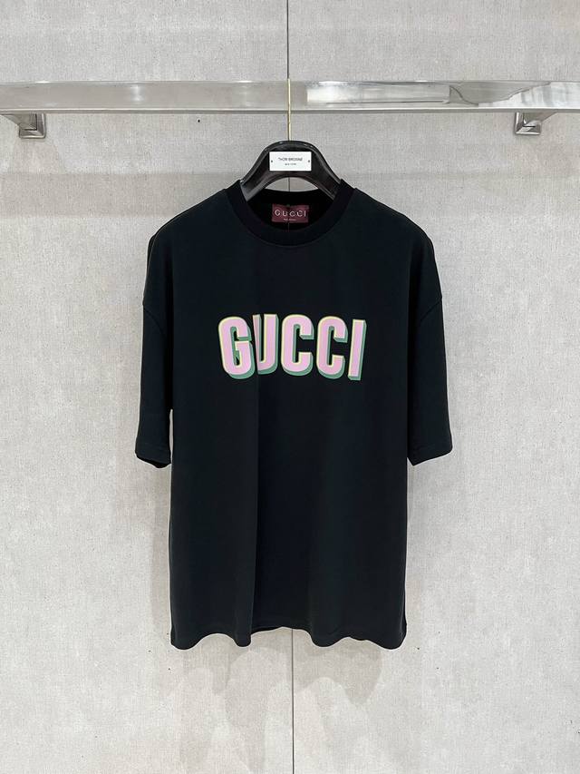 Gucci 25新款短袖Yyds 日常出门闭眼搭 定制纯棉弹力棉面料短袖T恤 魅力在于创造了简约奢华感的时尚,随意搭配感受英式风格独特气质. 宽松的版型展现出休
