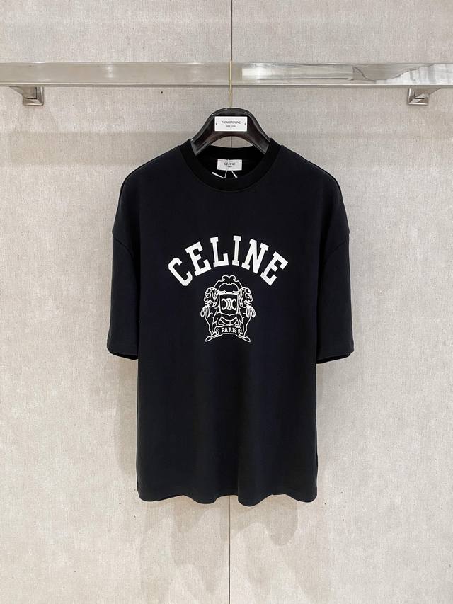 Cel1Ne 2025春夏系列男女同款棉质短袖T恤, 同步官网发售4750。万能百搭的基础短Tee, 不管男生女生都能轻轻松松的上身, 你会发现, 没有什么裤装