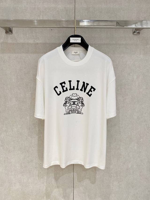 Cel1Ne 2025春夏系列男女同款棉质短袖T恤, 同步官网发售4750。万能百搭的基础短Tee, 不管男生女生都能轻轻松松的上身, 你会发现, 没有什么裤装
