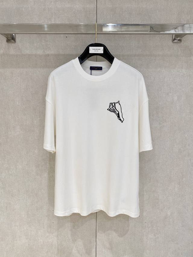 Louisvuitton 路易威登 2025Ss早春新品 走秀款印花棉质圆领短袖 T恤，定制高支纯棉面料打造，辨识度极高。上身效果炸裂。万年百搭单品属实啦。男女