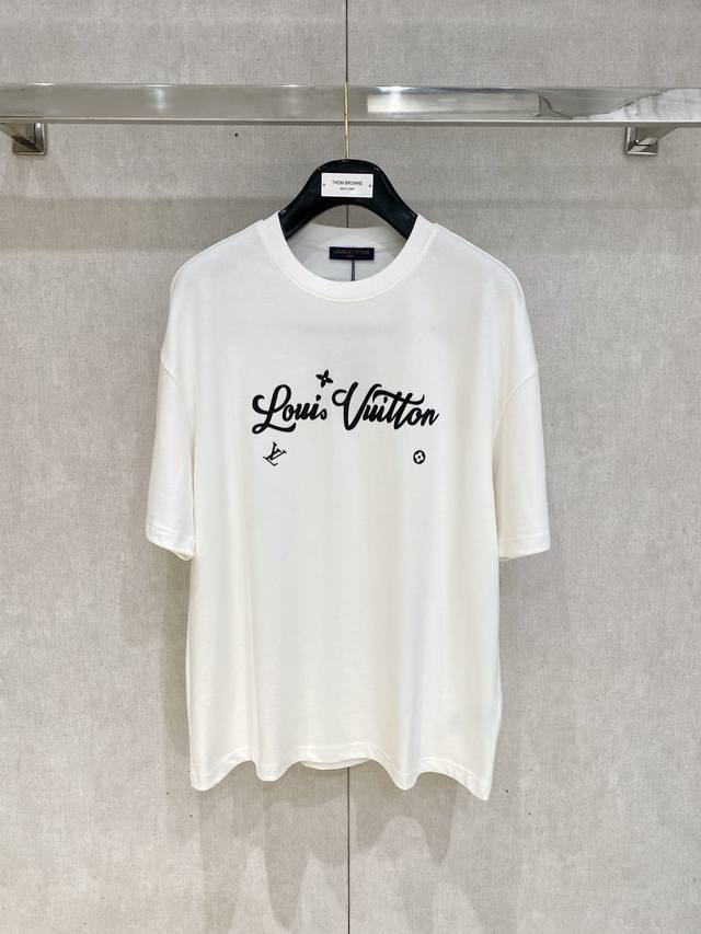 Louisvuitton 路易威登 2025春夏系列前后标识装饰男女同款棉质短袖T恤！毋庸置疑的潮流收割机, 满满的Bigger感！ 还是一如既往的高颜值款式,
