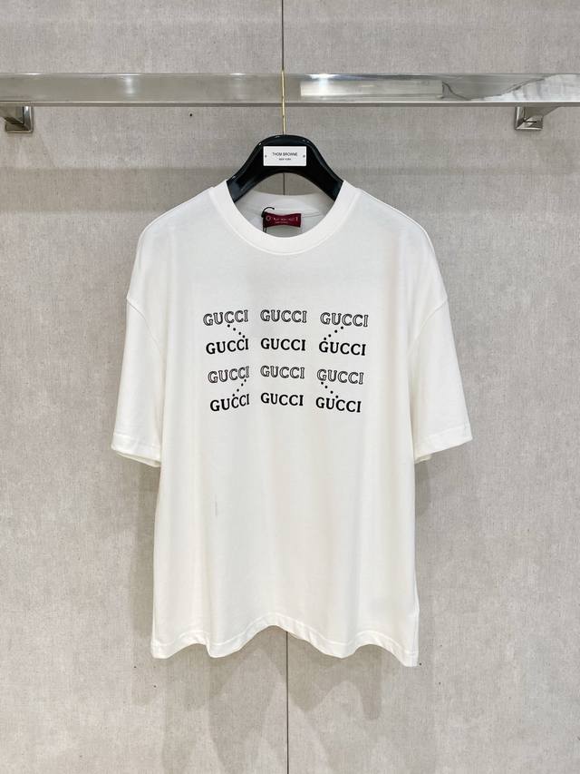 Gucci 25新款短袖Yyds 日常出门闭眼搭 定制纯棉弹力棉面料短袖T恤 魅力在于创造了简约奢华感的时尚,随意搭配感受英式风格独特气质. 宽松的版型展现出休