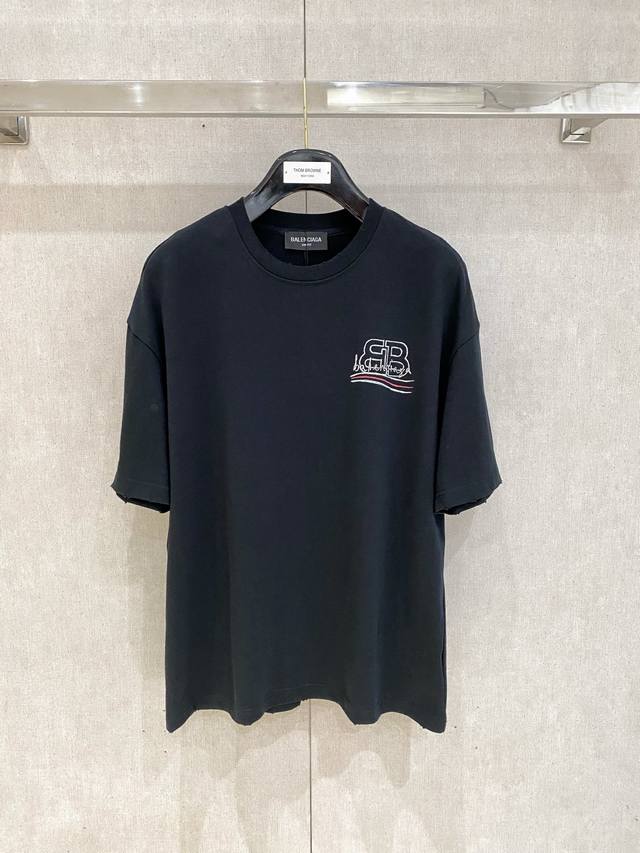 巴黎世家 2025Ss早春新品 走秀款印花棉质圆领短袖 T恤，定制高支纯棉面料打造，前幅字母印花图案，辨识度极高。上身效果炸裂。万年百搭单品属实啦。 男女同款，