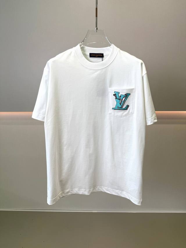 Lv 2025Ss春夏新款 绣花+印花圆领短袖T恤 高品质 手感柔软 定制面料 做工精细 男女同款 黑色 白色 S M L Xl Xxl