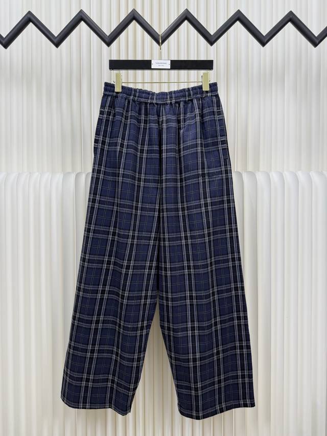 巴黎世家Balenciaga格纹对位刺绣长裤 正品开版-实体柜台-顶奢品质 秒杀市面一切版 格纹面料起订量1000米 激光对格对位 损耗极大 一件裤子的用量超过