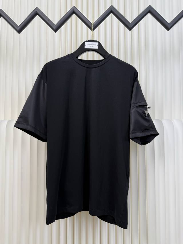 普拉达Prada 三角标嵌饰口袋短袖 正品开版-实体柜台-顶奢品质 秒杀市面一切版 定制氦蚀丝光棱缎面料，标志性涂珐琅三角形金属徽标装饰衣袖，融合Re-Nylo